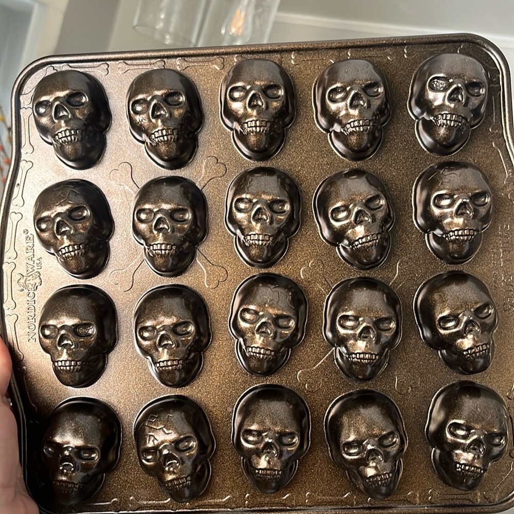 Nordic Ware Skull Bites Cakelet Pan